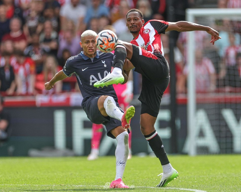 他在更衣室 他在更衣室